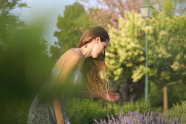 Donna Sta Godendo Campo Lavanda — Foto Stock