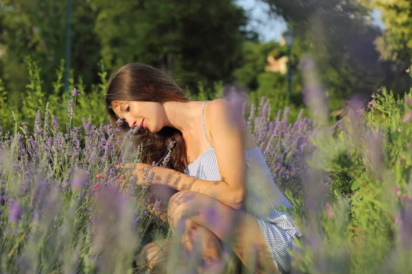 Bella Donna Sta Godendo Una Lavanda — Foto Stock