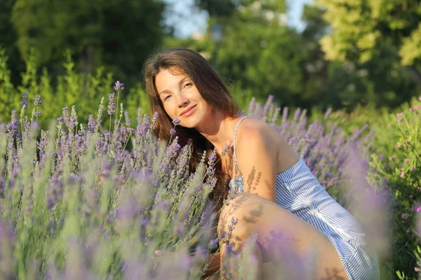 Beautiful Woman Enjoying Lavender — Stock Photo, Image
