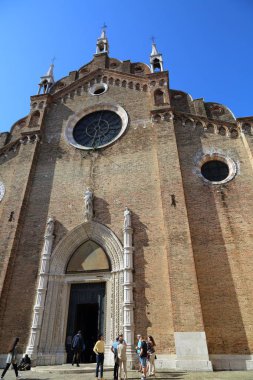 Venedik, Italya-20 Nisan 2019: kentin turistik ve sanat detaylarından görünüm Venedik, mimari, vatandaşlar ve turistler.