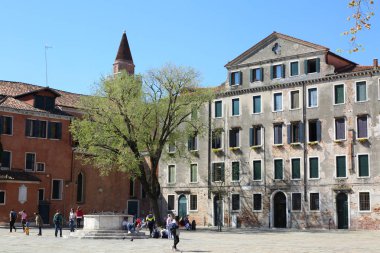 Venedik, Italya-20 Nisan 2019: kentin turistik ve sanat detaylarından görünüm Venedik, mimari, vatandaşlar ve turistler.