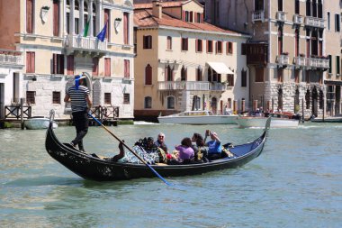 Venedik, Italya-20 Nisan 2019: deniz otobüsü (vaporetto, kanal teknesi, Vapur, toplu taşıma için kullanılan motorlu tekne) görünümü ve şehrin sanat ayrıntıları üzerinde Venedik, mimari, vatandaşlar ve turistler.