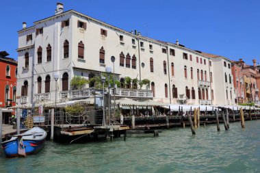 Venedik, Italya-20 Nisan 2019: deniz otobüsü (vaporetto, kanal teknesi, Vapur, toplu taşıma için kullanılan motorlu tekne) görünümü ve şehrin sanat ayrıntıları üzerinde Venedik, mimari, vatandaşlar ve turistler.
