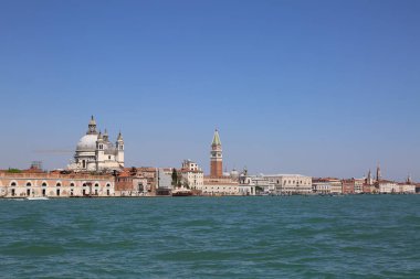 Venedik, Italya-20 Nisan 2019: deniz otobüsü (vaporetto, kanal teknesi, Vapur, toplu taşıma için kullanılan motorlu tekne) görünümü ve şehrin sanat ayrıntıları üzerinde Venedik, mimari, vatandaşlar ve turistler.