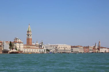 Venedik, Italya-20 Nisan 2019: deniz otobüsü (vaporetto, kanal teknesi, Vapur, toplu taşıma için kullanılan motorlu tekne) görünümü ve şehrin sanat ayrıntıları üzerinde Venedik, mimari, vatandaşlar ve turistler.