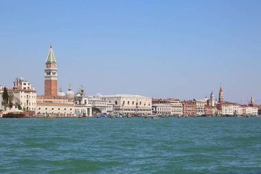 Venedik, Italya-20 Nisan 2019: deniz otobüsü (vaporetto, kanal teknesi, Vapur, toplu taşıma için kullanılan motorlu tekne) görünümü ve şehrin sanat ayrıntıları üzerinde Venedik, mimari, vatandaşlar ve turistler.