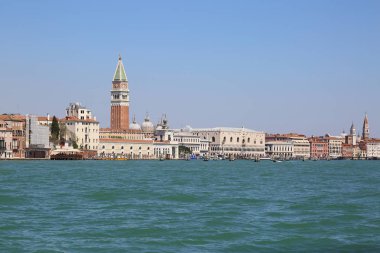 Venedik, Italya-20 Nisan 2019: deniz otobüsü (vaporetto, kanal teknesi, Vapur, toplu taşıma için kullanılan motorlu tekne) görünümü ve şehrin sanat ayrıntıları üzerinde Venedik, mimari, vatandaşlar ve turistler.