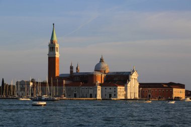 Venedik, Italya-20 Nisan 2019: deniz otobüsü (vaporetto, kanal teknesi, Vapur, toplu taşıma için kullanılan motorlu tekne) görünümü ve şehrin sanat ayrıntıları üzerinde Venedik, mimari, vatandaşlar ve turistler.