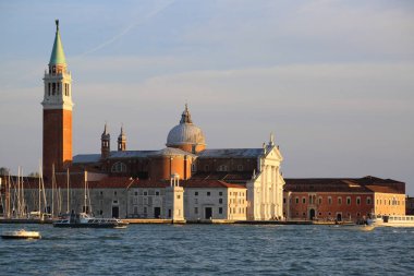 Venedik, Italya-20 Nisan 2019: deniz otobüsü (vaporetto, kanal teknesi, Vapur, toplu taşıma için kullanılan motorlu tekne) görünümü ve şehrin sanat ayrıntıları üzerinde Venedik, mimari, vatandaşlar ve turistler.