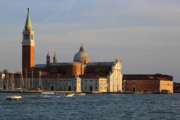 Venice Itália Abril 2019 Vista Ônibus Aquático Vaporetto Barco Canal — Fotografia de Stock