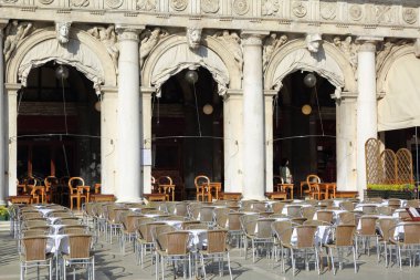 Venedik, Italya-20 Nisan 2019: Marciana Kütüphanesi ve Campanile of St. Mar görünümü