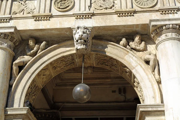 ヴェネツィア イタリア 2019年4月20日 マルシアーナ図書館と聖マルのカンパニールの眺め — ストック写真