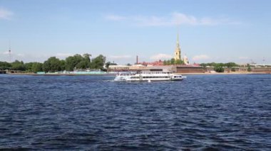 Saint Petersburg, Rusya - 11 Haziran 2019: Güneşli yaz gününde Neva nehri ve Peter ve Paul kalesi manzarası