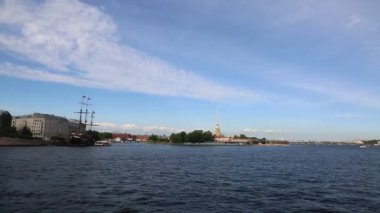 Saint Petersburg, Rusya - 11 Haziran 2019: Güneşli yaz gününde Neva nehri ve Peter ve Paul kalesi manzarası