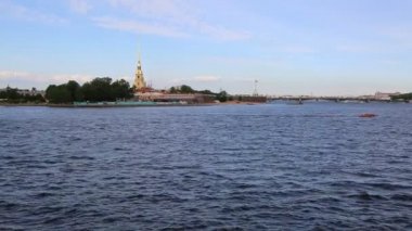 Saint Petersburg, Rusya - 11 Haziran 2019: Güneşli yaz gününde Neva nehri ve Peter ve Paul kalesi manzarası