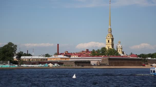 サンクトペテルブルク ロシア 2019年6月11日 夏の晴れた日にネヴァ川とピーターとポール要塞の景色 — ストック動画