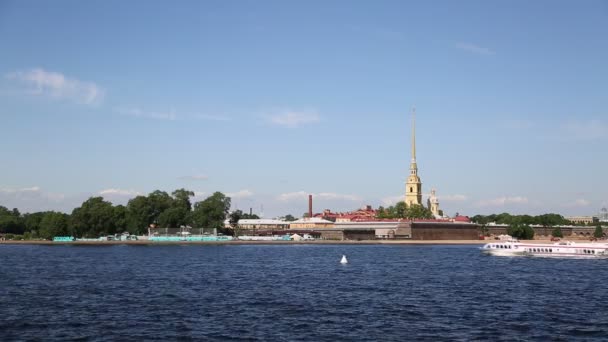 サンクトペテルブルク ロシア 2019年6月11日 夏の晴れた日にネヴァ川とピーターとポール要塞の景色 — ストック動画