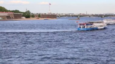 Saint Petersburg, Rusya - 11 Haziran 2019: Güneşli yaz gününde Neva nehri ve Peter ve Paul kalesi manzarası