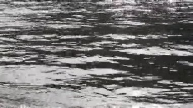 Güneşli bir yaz gününde güneş ışınları nehre yansıyor. Seçili odak