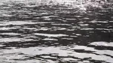 Güneşli bir yaz gününde güneş ışınları nehre yansıyor. Seçili odak