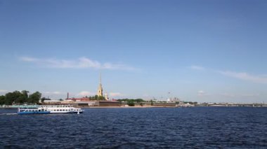 Saint Petersburg, Rusya - 11 Haziran 2019: Güneşli yaz gününde Neva nehri ve Peter ve Paul kalesi manzarası