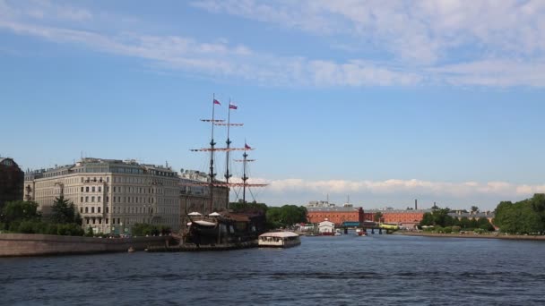 サンクトペテルブルク ロシア 2019年6月11日 夏の晴れた日にネヴァ川とピーターとポール要塞の景色 — ストック動画
