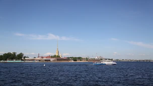 サンクトペテルブルク ロシア 2019年6月11日 夏の晴れた日にネヴァ川とピーターとポール要塞の景色 — ストック動画