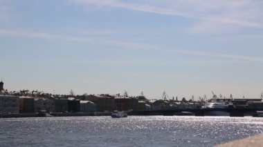 Saint Petersburg, Rusya - 12 Haziran 2019: Deniz limanı ve Vasilievsky adasının Universitetskaya seti Neva nehri manzarası