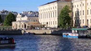 Saint Petersburg, Rusya - 16 Haziran 2019: Neva nehri üzerindeki köprüden ve Fontanka nehri ve insan dolu su trafiğinden görüntü