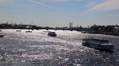 Saint Petersburg, Rusya - 12 Haziran 2019: Deniz limanı ve Vasilievsky adasının Universitetskaya seti Neva nehri manzarası.