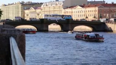Saint Petersburg, Rusya - 16 Haziran 2019: Neva nehri üzerindeki köprüden ve Fontanka nehri ve insan dolu su trafiğinden görüntü