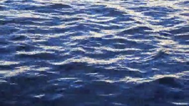 Güneşli bir yaz gününde güneş ışınları nehre yansıyor. Seçili odak