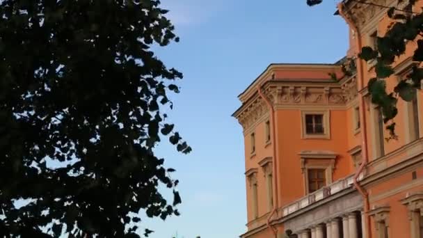 サンクトペテルブルク ロシア 2019年6月11日 昼間のミハイロフスキー城の眺め — ストック動画