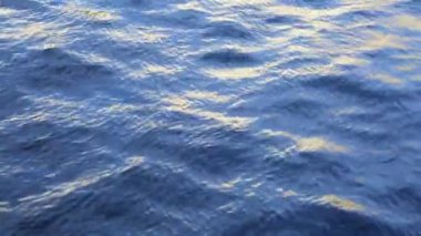 Güneşli bir yaz gününde güneş ışınları nehre yansıyor. Seçili odak