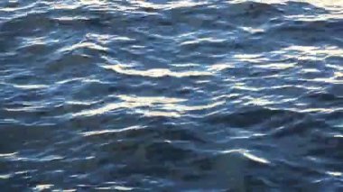 Güneşli bir yaz gününde güneş ışınları nehre yansıyor. Seçili odak