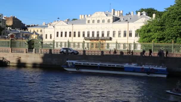 サンクトペテルブルク ロシア 2019年6月16日 ネヴァ川とフォンタンカ川の橋からの眺め人々でいっぱいの水の交通 — ストック動画