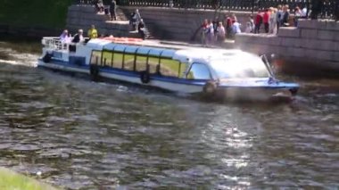 Saint Petersburg, Rusya - 16 Haziran 2019: Neva nehri üzerindeki köprüden ve Fontanka nehri ve insan dolu su trafiğinden görüntü