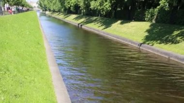 Saint Petersburg, Rusya - 16 Haziran 2019: İnsanlar gündüz vakti parkta yürüyorlar 