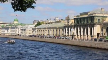 Saint Petersburg, Rusya - 16 Haziran 2019: Neva nehri üzerindeki köprüden ve Fontanka nehri ve insan dolu su trafiğinden görüntü