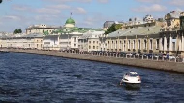 Saint Petersburg, Rusya - 16 Haziran 2019: Neva nehri üzerindeki köprüden ve Fontanka nehri ve insan dolu su trafiğinden görüntü