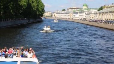 Saint Petersburg, Rusya - 16 Haziran 2019: Neva nehri üzerindeki köprüden ve Fontanka nehri ve insan dolu su trafiğinden görüntü