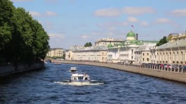 Saint Petersburg, Rusya - 16 Haziran 2019: Neva nehri üzerindeki köprüden ve Fontanka nehri ve insan dolu su trafiğinden görüntü