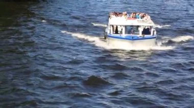 Saint Petersburg, Rusya - 16 Haziran 2019: Neva nehri üzerindeki köprüden ve Fontanka nehri ve insan dolu su trafiğinden görüntü