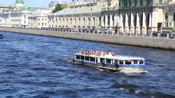 2019年6月16日 俄罗斯圣彼得堡 从涅瓦河和枫丹卡河的桥上俯瞰 塞满了人的水路 — 图库视频影像