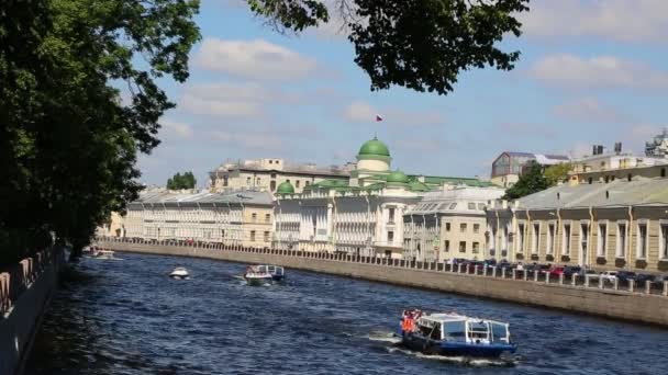 サンクトペテルブルク ロシア 2019年6月16日 ネヴァ川とフォンタンカ川の橋からの眺め人々でいっぱいの水の交通 — ストック動画