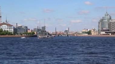 Saint Petersburg, Rusya - 16 Haziran 2019: Neva Nehri ve Aurora Kruvazörü Müzesi
