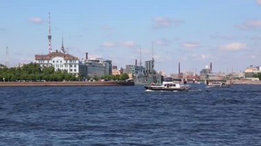 Saint Petersburg, Rusya - 16 Haziran 2019: Neva Nehri ve Aurora Kruvazörü Müzesi