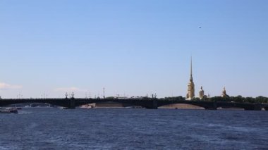 Saint Petersburg, Rusya - 11 Haziran 2019: Güneşli yaz gününde Neva nehri ve Peter ve Paul kalesi manzarası