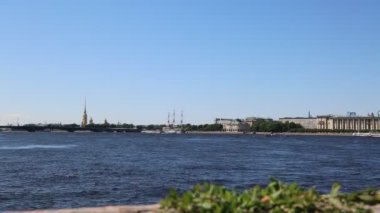 Saint Petersburg, Rusya - 11 Haziran 2019: Güneşli yaz gününde Neva nehri ve Peter ve Paul kalesi manzarası