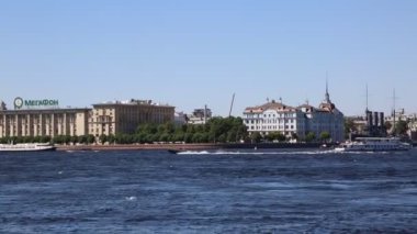 Saint Petersburg, Rusya - 16 Haziran 2019: Neva Nehri ve Aurora Kruvazörü Müzesi